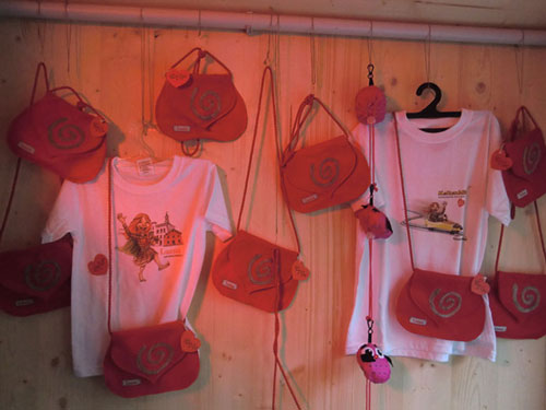 Luana-T-Shirts und Herztaschen