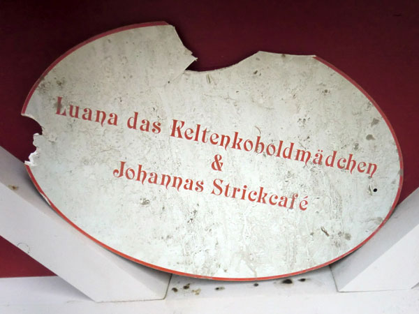 Ein gewaltiger Sturm reißt die Beschriftungen der Adventhütten vom Giebel