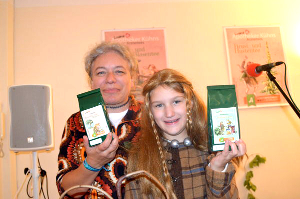 Iris und Luana präsentieren die neuen Teeetiketten