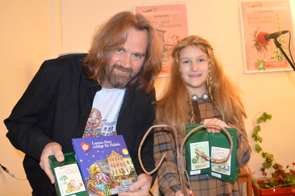 Walter Höller und Luana mit Tee und Buch