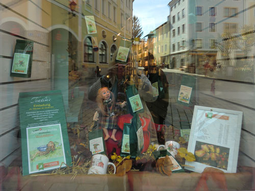 Luana zaubert in der Auslage der Apotheke